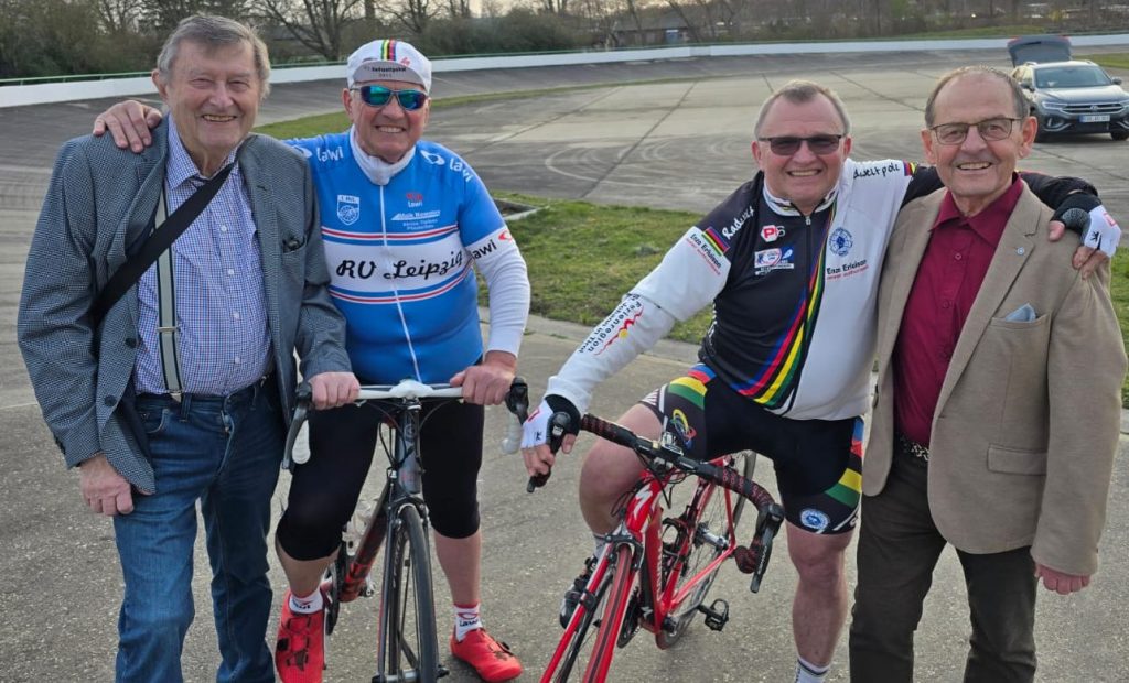 Joachim Becker, Bernd Kessler, Klaus Grünke und Peter Petzold (v.l.n.r.) gehören zu den Unterstützern der Radrennbahn Merseburg.