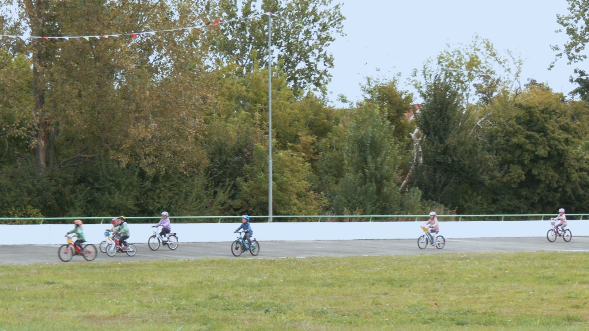 Kinder beim Fahrradfahren