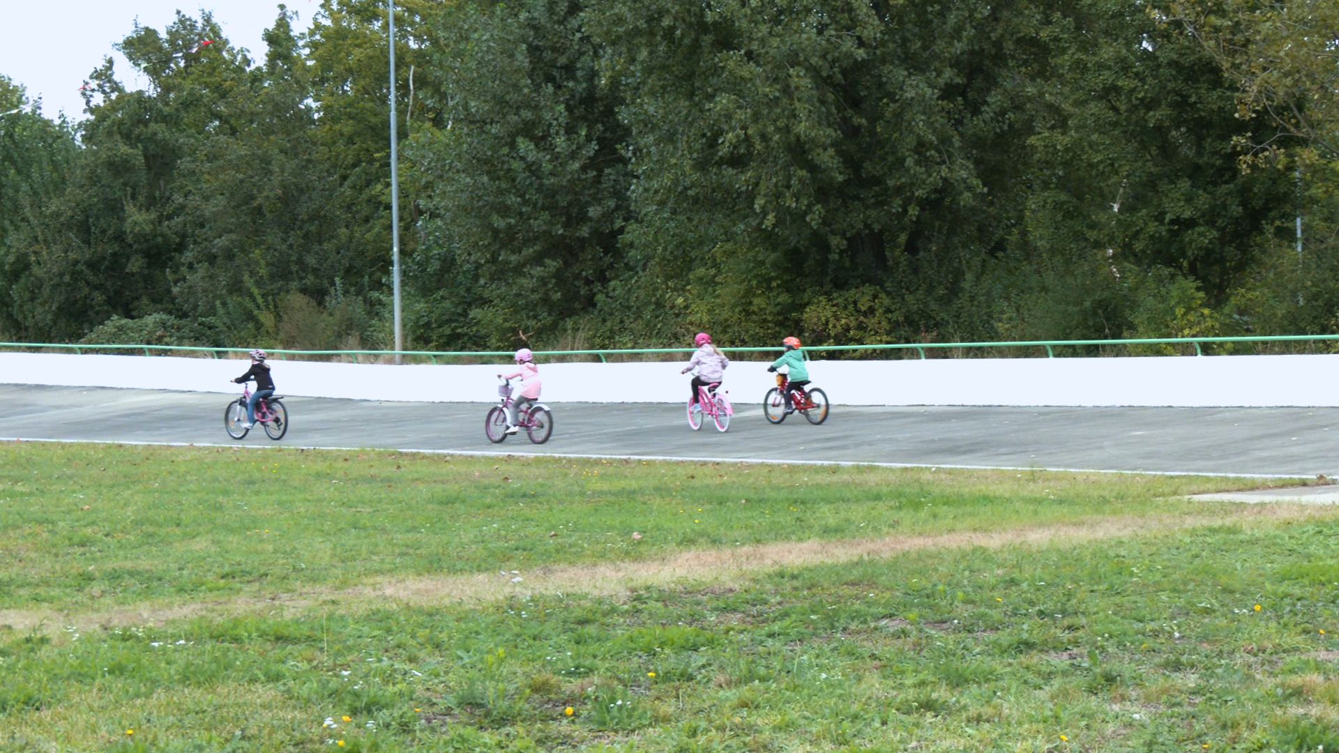 Kinder beim Fahrradfahren