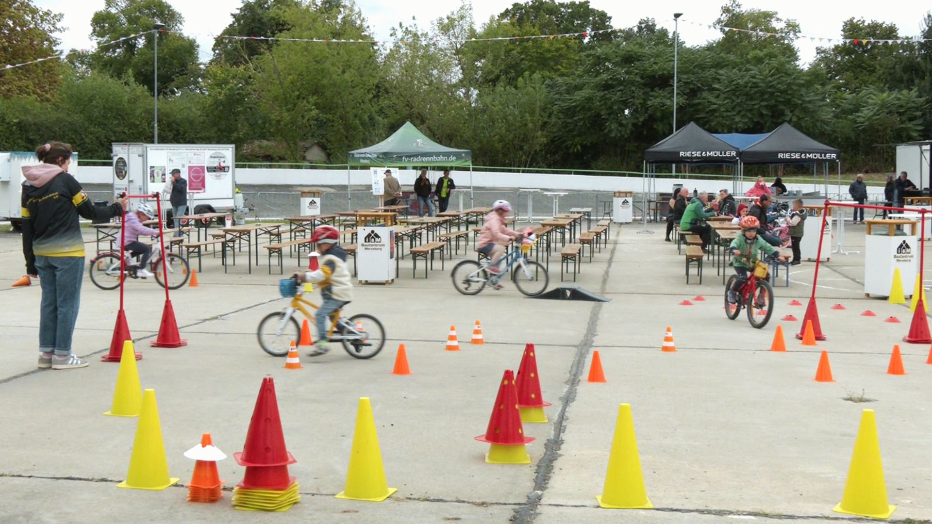 Kinder auf dem Fahrradparcours