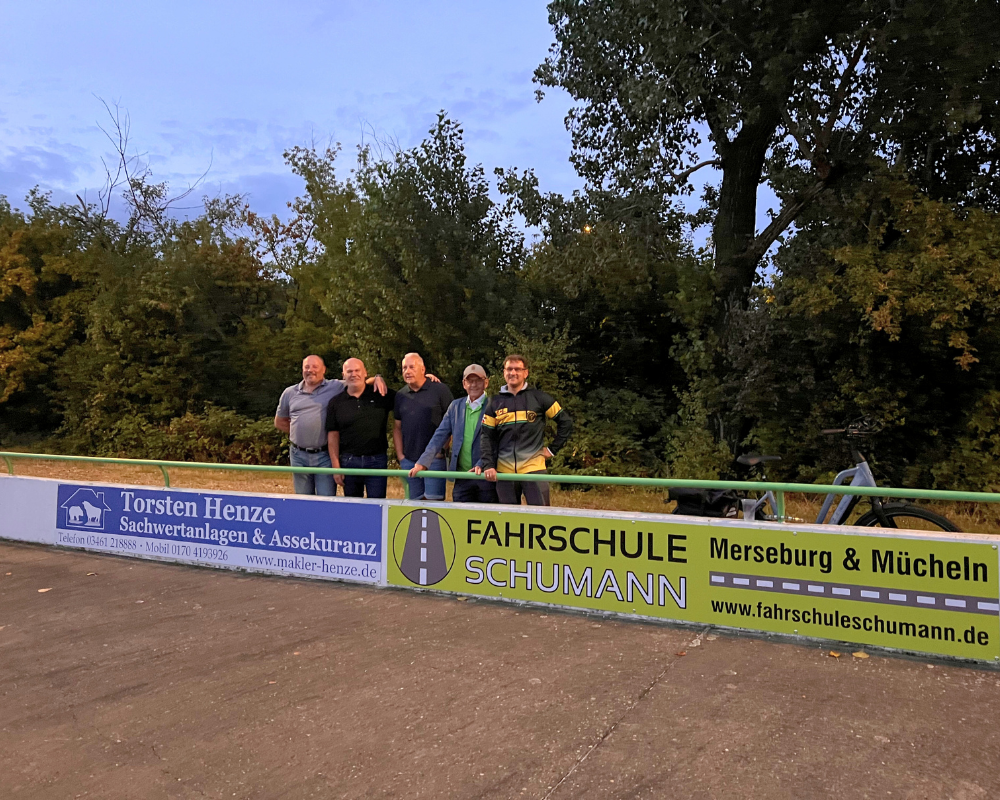 Sponsoren vor Bannern