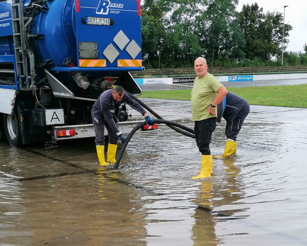 Rohrer beim Abpumpen
