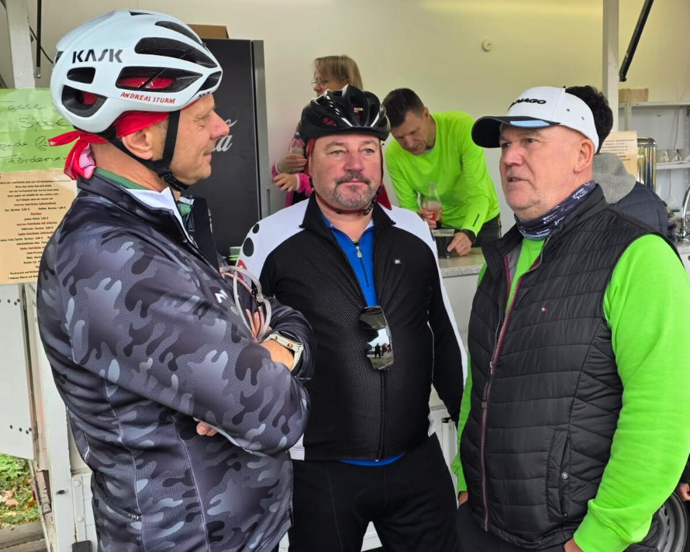 Geselliges Gespräch beim Abradeln – Bernd Bollmann mit Gästen