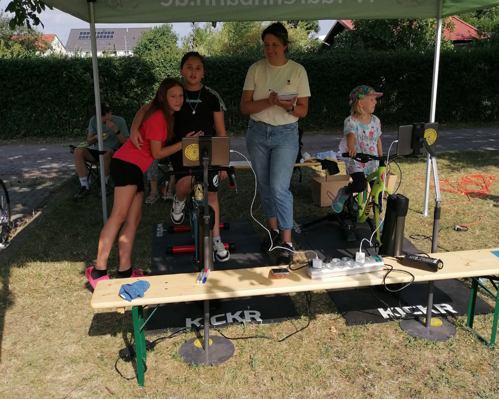 Kinder und Jugendliche probieren das E-Cycling