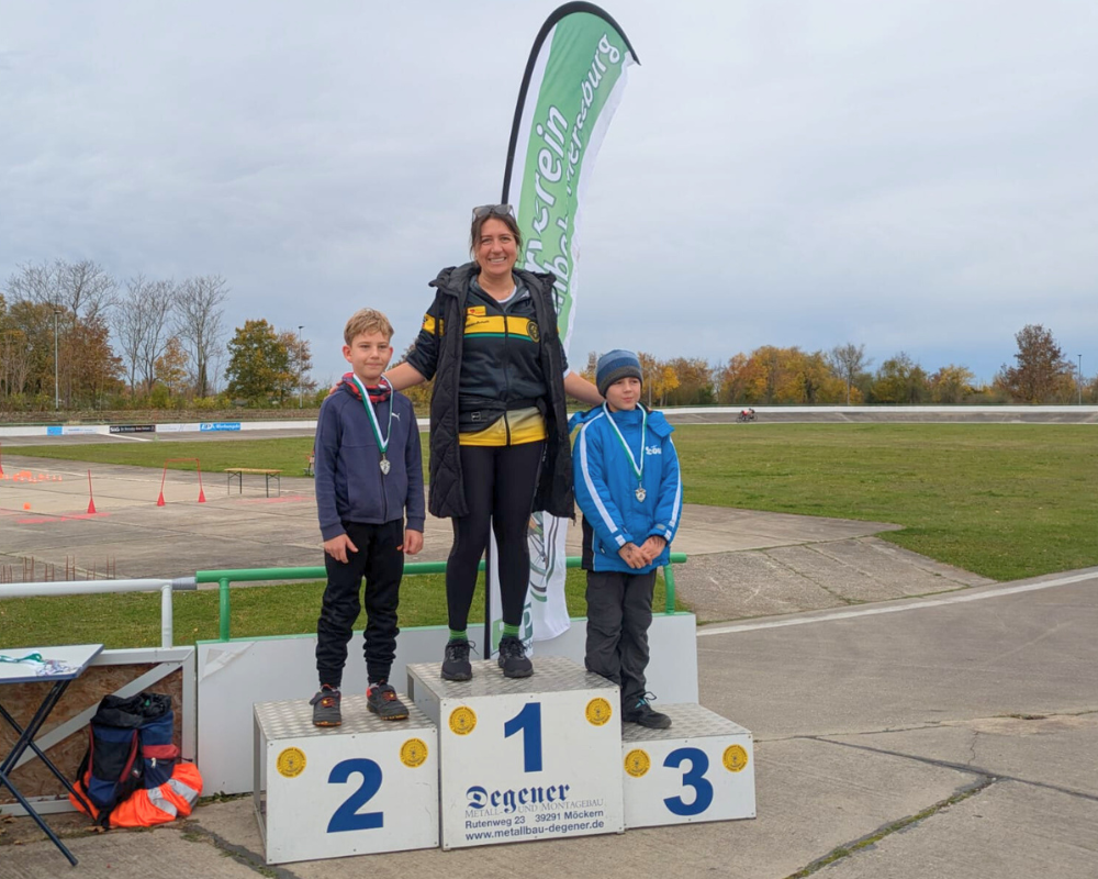 Siegerehrung der Kindertrainingsgruppe auf dem Podest