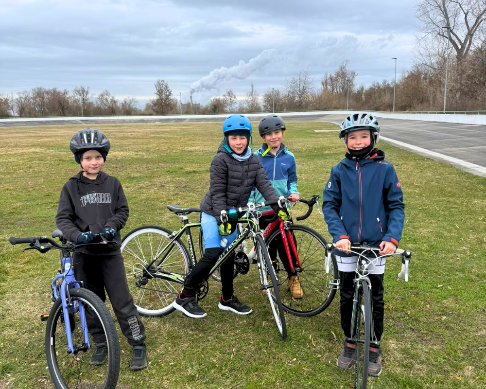 Foto Kinder auf der Radrennbahn Merseburg
