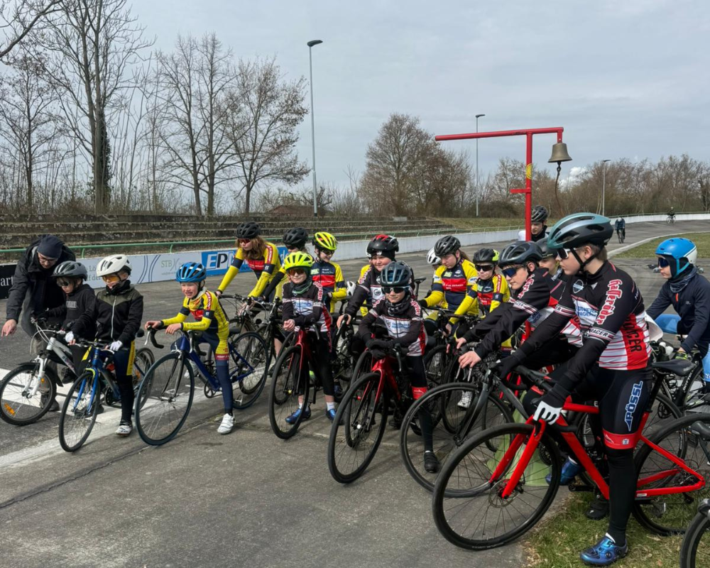Viele Kinder hören vor dem Start aufmerksam den Anweisungen zu