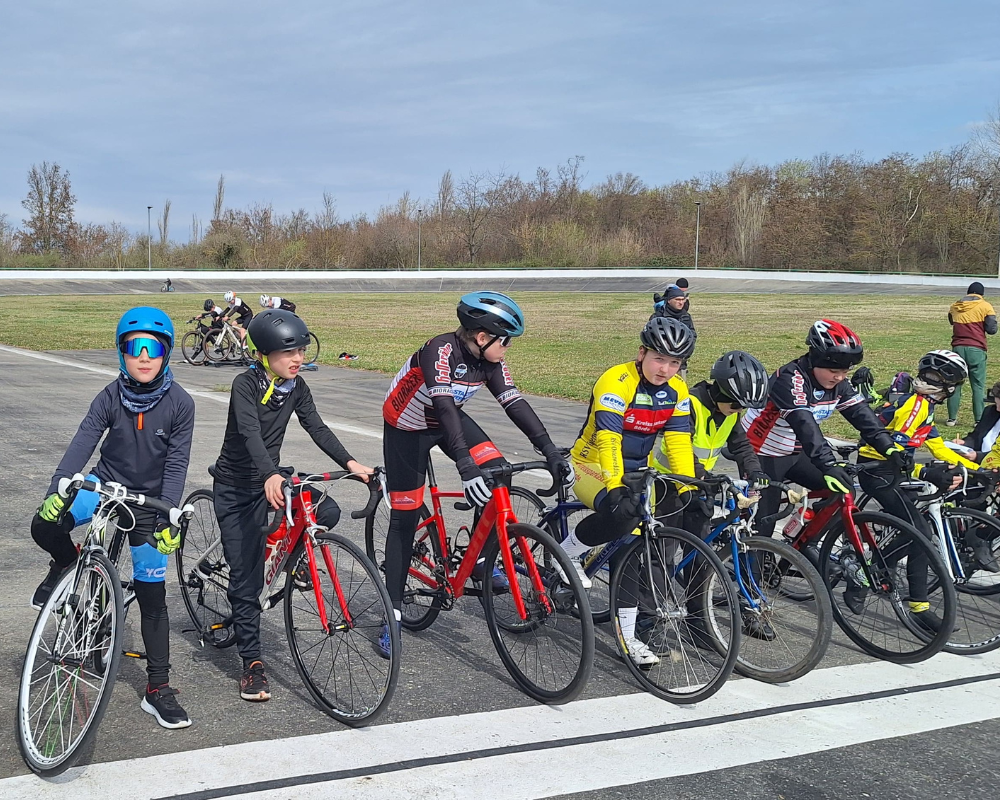 Start einer Gruppe beim Anradeln 2026 auf der Radrennbahn Merseburg