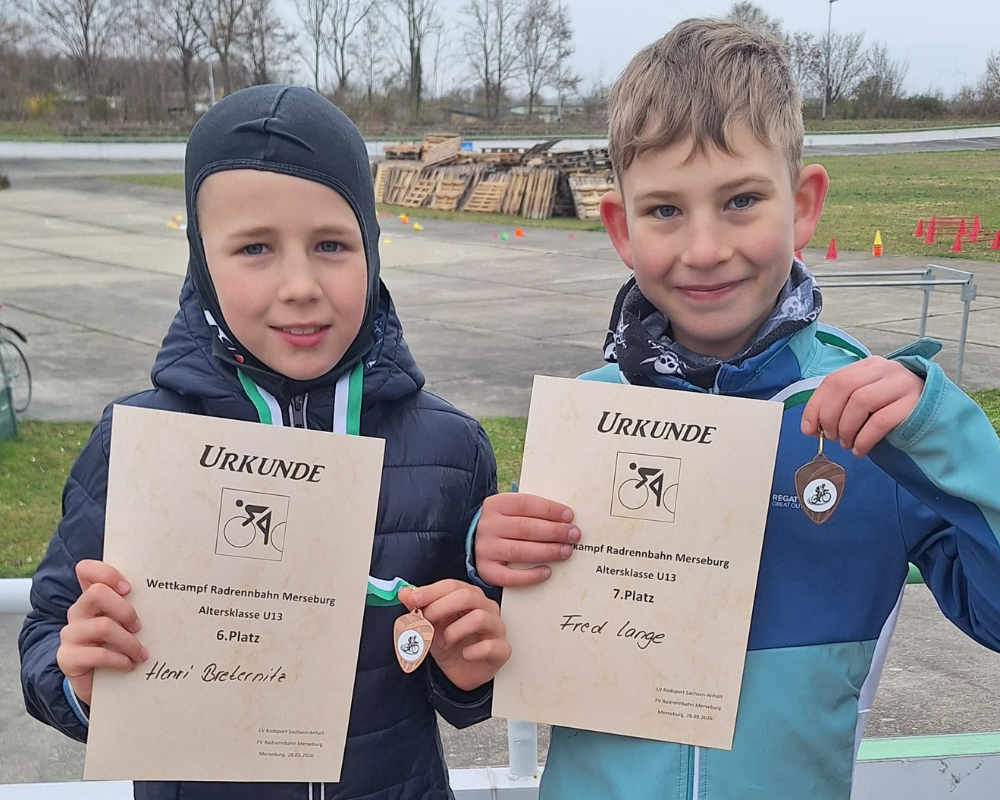 Henry Fred von der TG Merseburg mit Urkunde