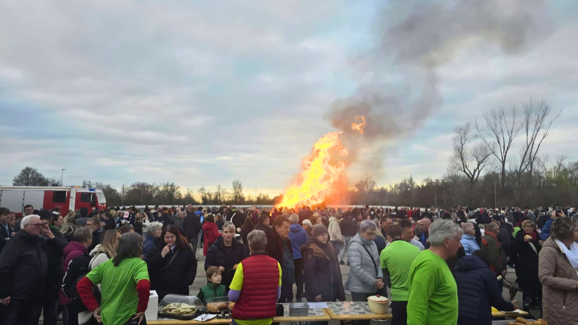 Das Osterfeuer 2026 auf der Merseburger Radrennbahn