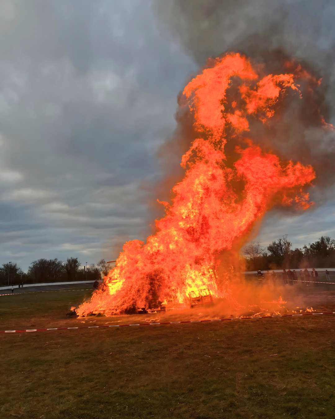 Meterhohe Flammen beim Osterfeuer 2026 auf der Merseburger Radrennbahn