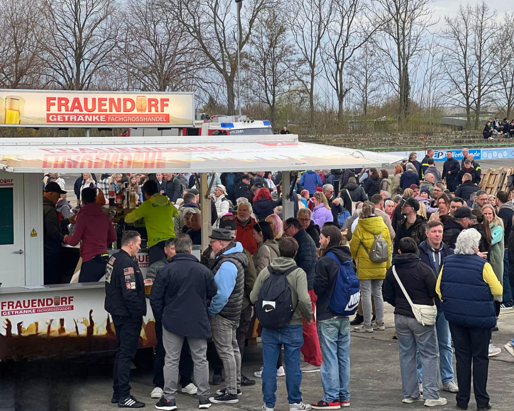 Besucher am Getränkestand beim Osterfeuer 2026