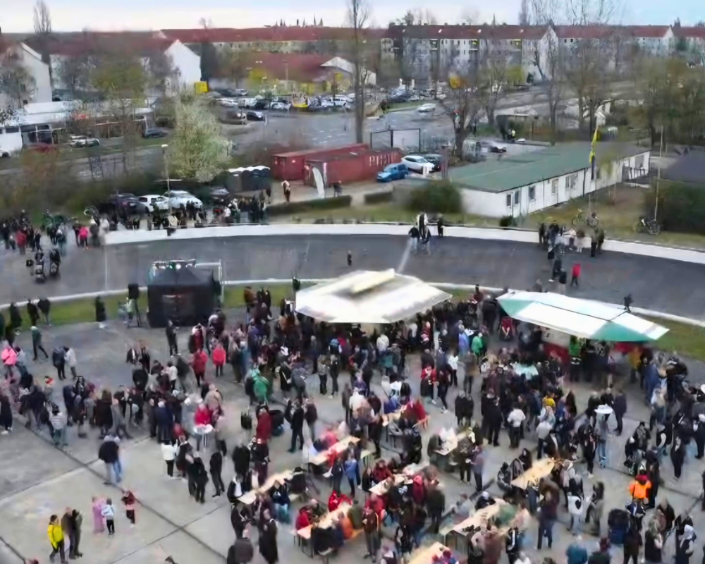 Blick von oben auf das Osterfeuer 2026 auf der Merseburger Radrennbahn
