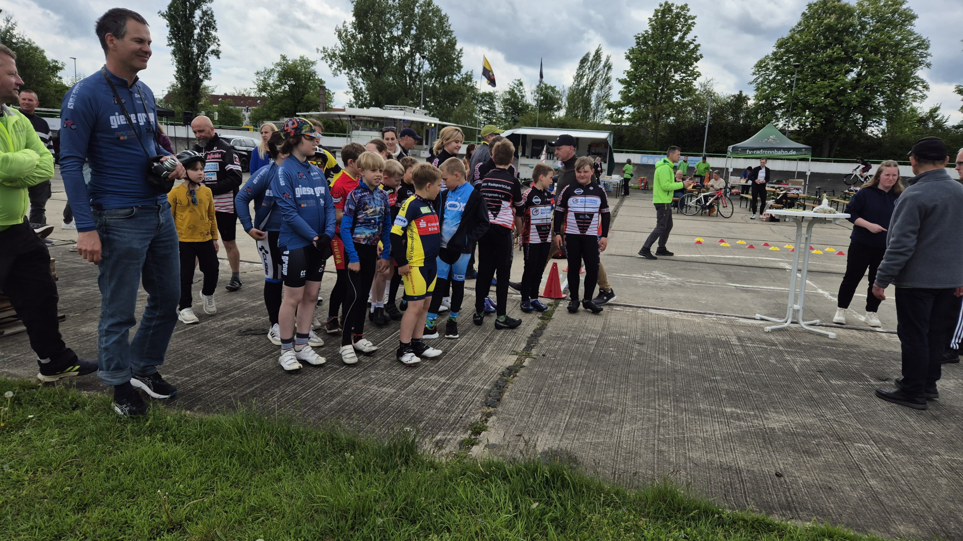 Teilnehmerinnen und Teilnehmer des Omnium-Wettkampfs auf der Radrennbahn