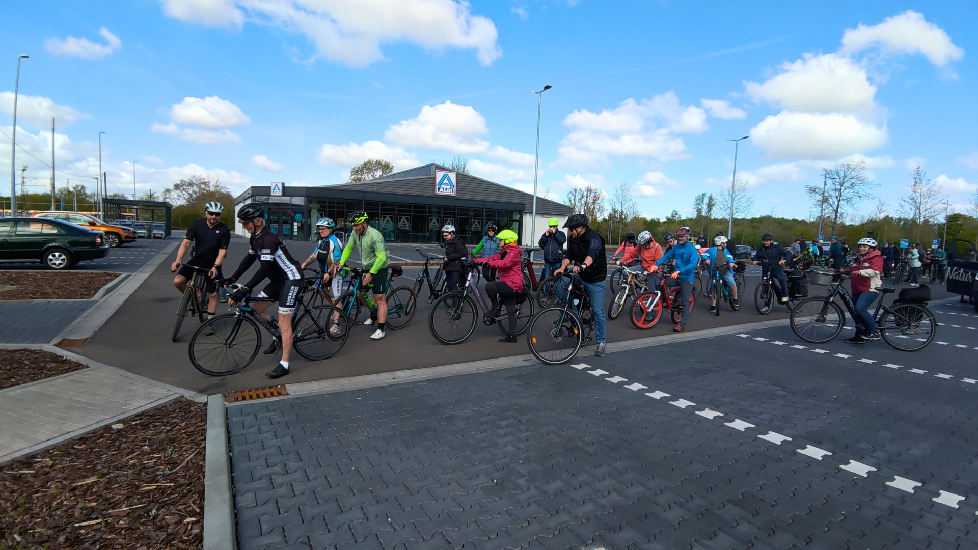 Allgemeiner Start zur Tour Meesderspitz beim Radfest Backhaus Hennig 2026