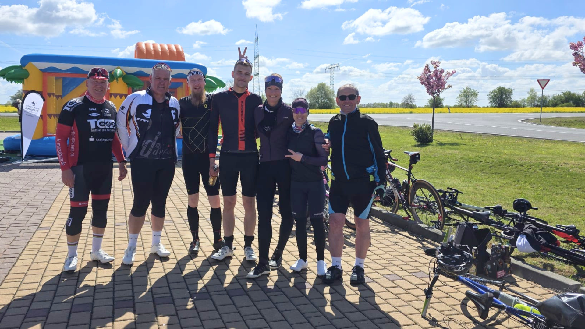 Gruppenbild der Teilnehmer des FV Radrennbahn Merseburg beim Radfest Backhaus Hennig 2026