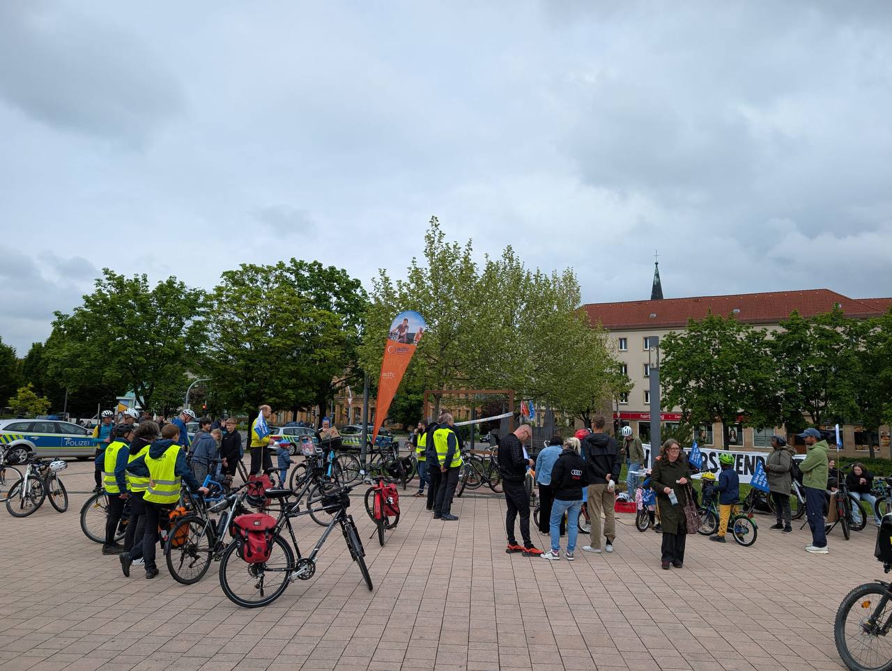 Teilnehmerinnen und Teilnehmer der Kidical Mass auf dem Bahnhofsvorplatz in Merseburg