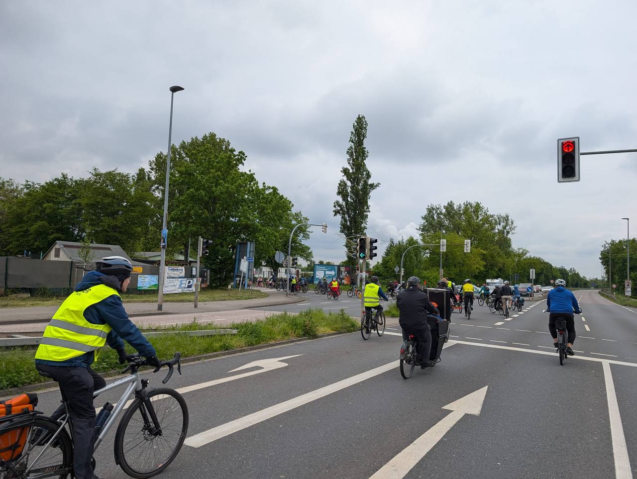 Teilnehmerinnen und Teilnehmer der Kidical Mass vor dem Rathaus in Merseburg