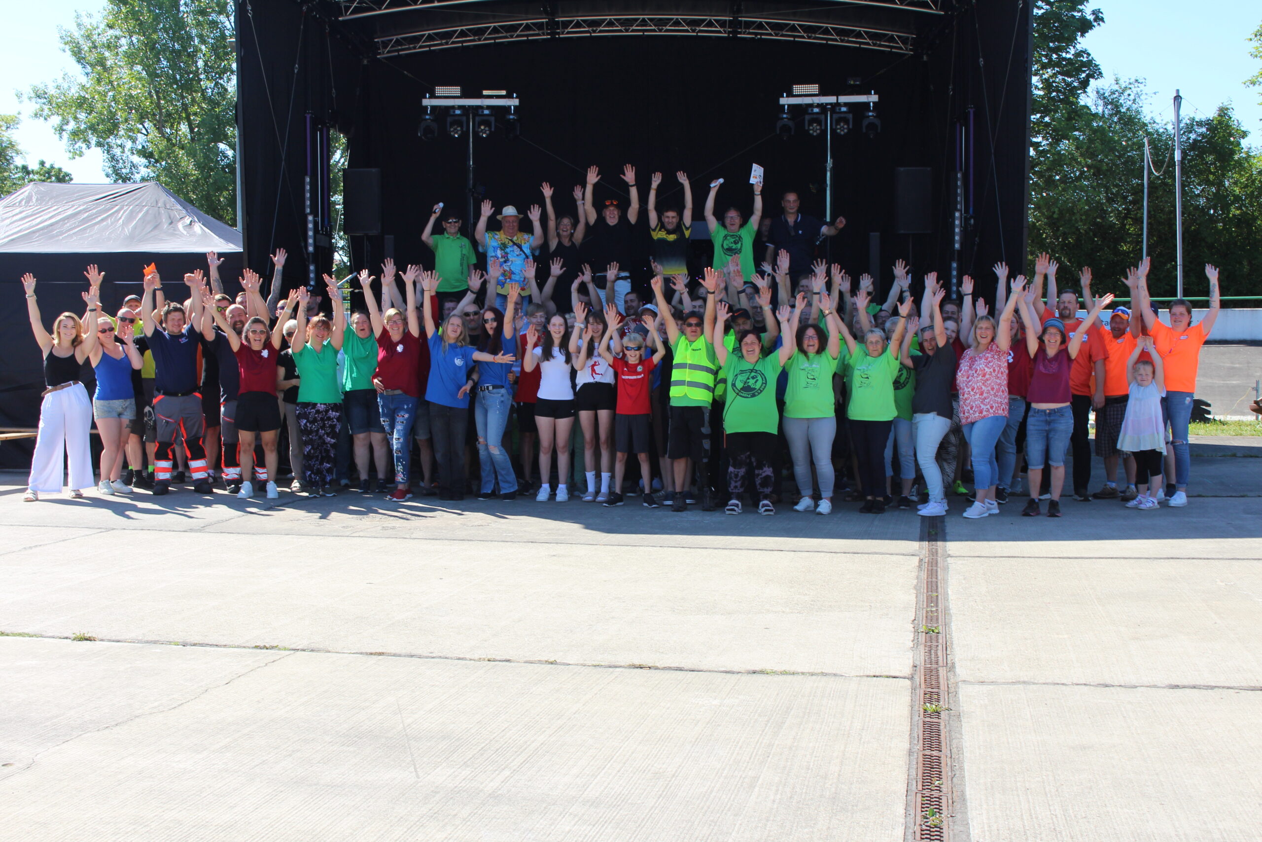 Gruppenfoto beim Vereins- und Familienfest auf der Radrennbahn Merseburg