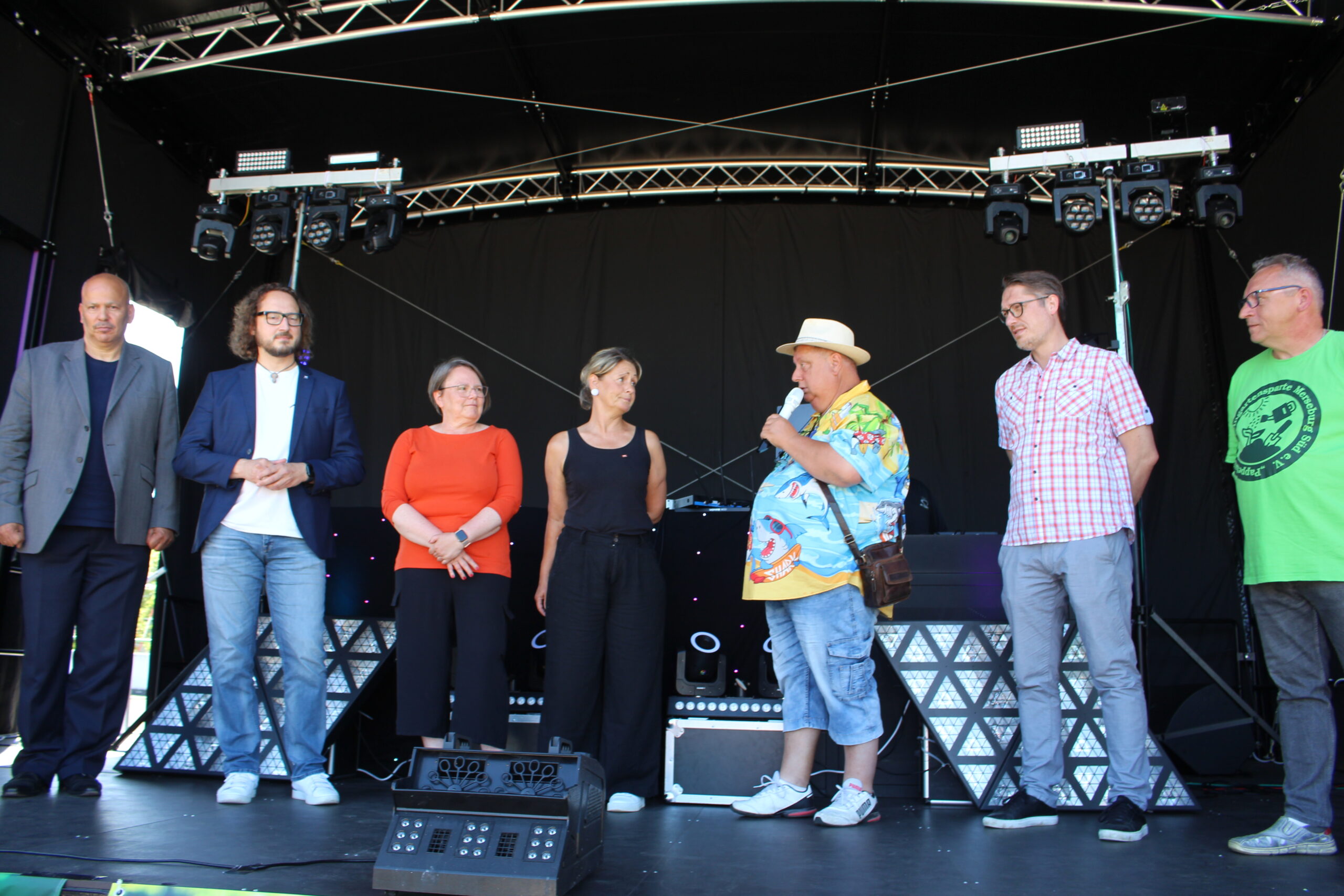 Vertreterinnen und Vertreter auf der Bühne beim Vereins- und Familienfest auf der Radrennbahn Merseburg
