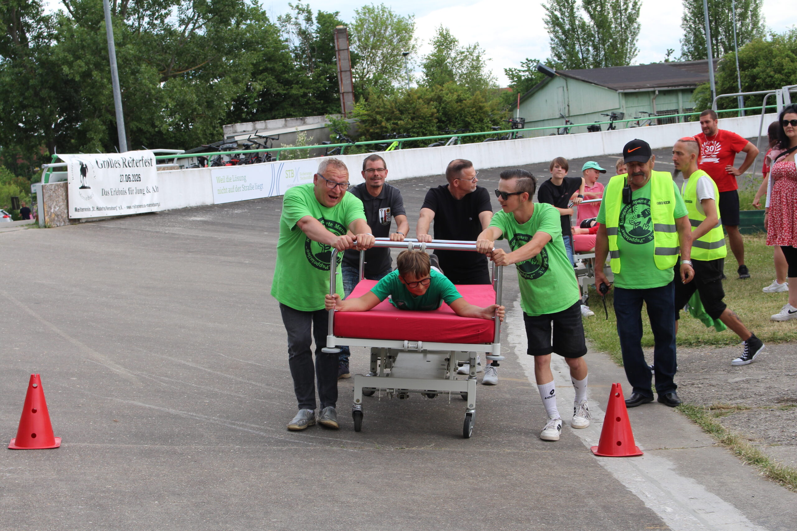 Wettbewerb Bettenschieben beim Vereins- und Familienfest auf der Radrennbahn Merseburg