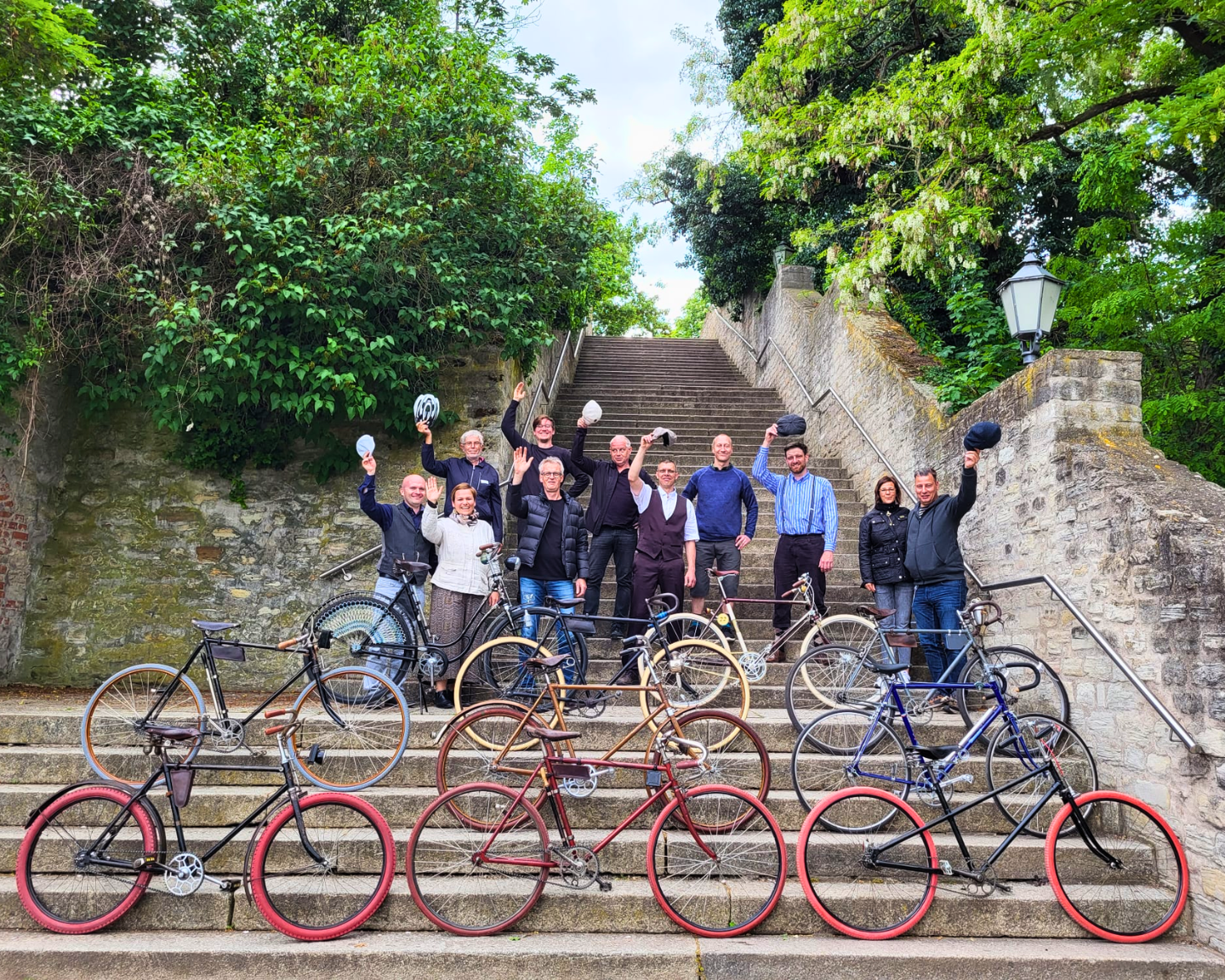 Historische Fahrräder und Teilnehmer einer Stadtführer-Radtour auf den Domstufen in Merseburg