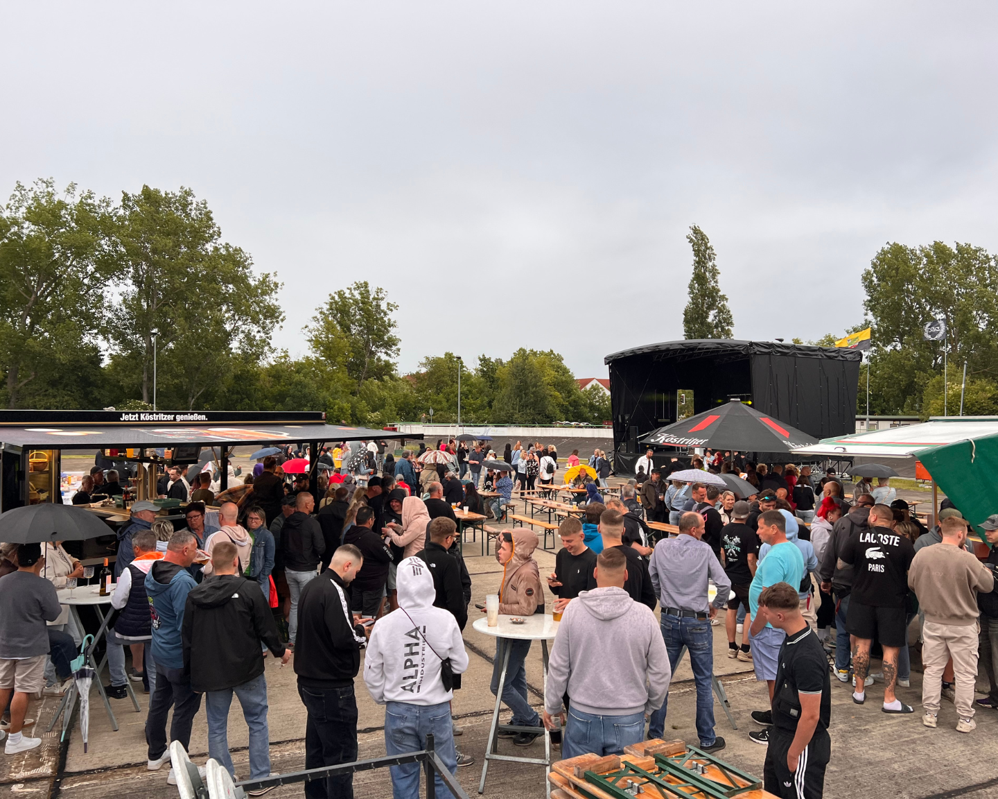 Besucherinnen und Besucher bei der Velo-Party auf der Radrennbahn Merseburg