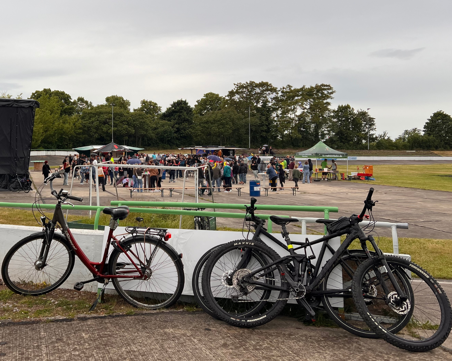 Fahrräder am Rand der Radrennbahn Merseburg mit Veranstaltung im Hintergrund