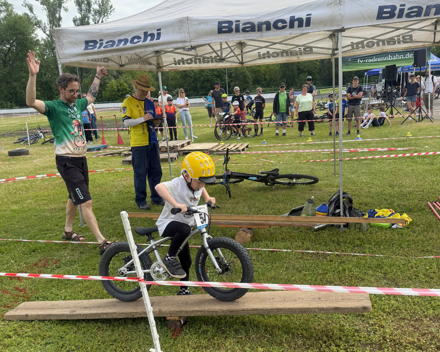 Junger Teilnehmer fährt über ein Holz-Hindernis beim Rookie-Cup auf der Radrennbahn Merseburg