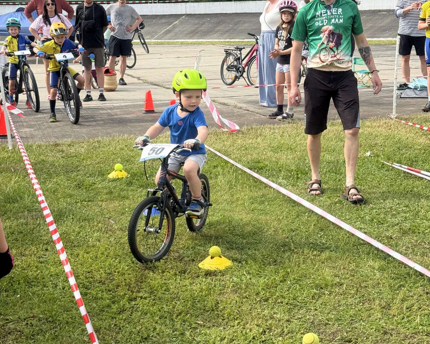 Kinder fahren mit Mountainbikes auf dem Gelände der Merseburger Radrennbahn