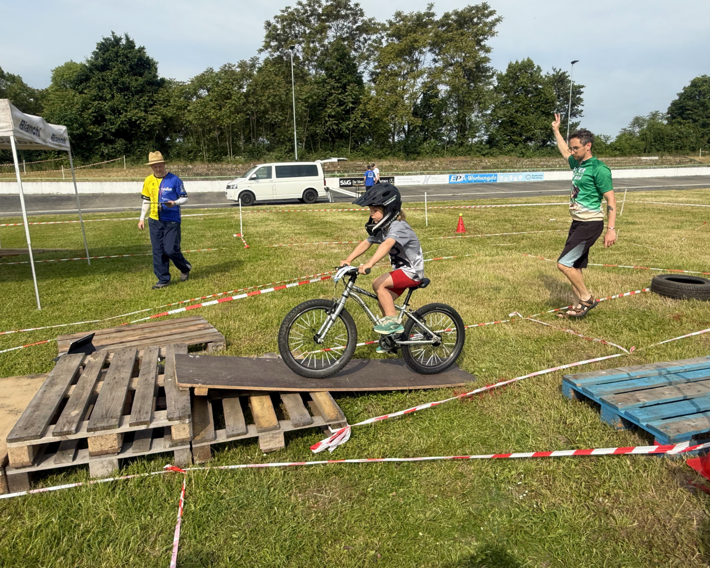 Junge Mountainbiker zeigen Fahrtechnik auf dem Gelände der Radrennbahn Merseburg